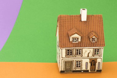 Turuncu yeşil ve mor arka küçük oyuncak ev