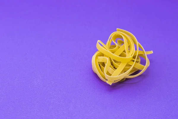 Parlak mor zemin üzerine spagetti