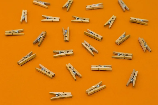Parlak turuncu zemin üzerine ahşap clothespins kümesi