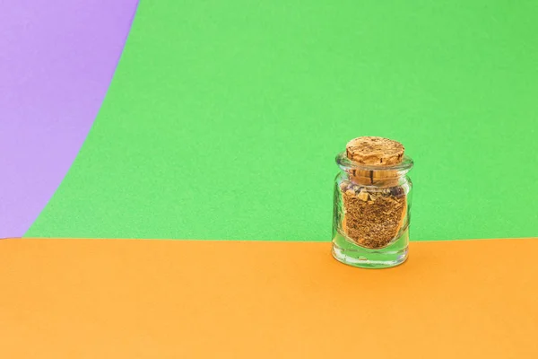 Küçük cam şişe parlak zemin üzerine