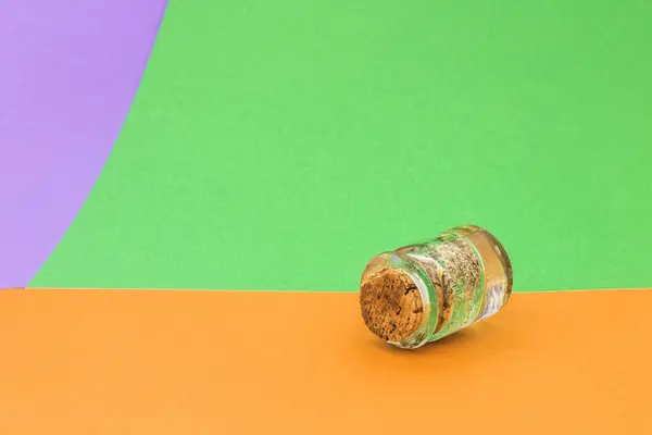 Küçük cam şişe parlak zemin üzerine