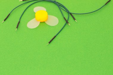 Renkli kablolar ve yeşil arka plan bilgisayar fanı