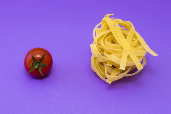 Spagetti domates Menekşe arka plan üzerinde