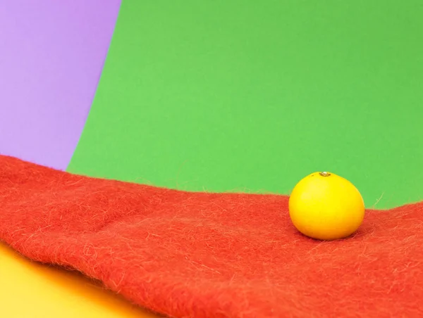 Bir portakal renkli kırmızı yeşil arka planlar üzerinde