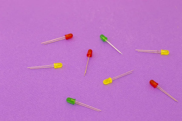 Renkli kablolar ve mor zemin üzerine diyotlar