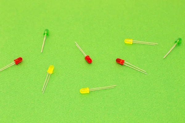Renkli kablolar ve yeşil zemin üzerine diyotlar