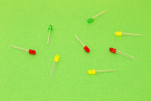 Renkli kablolar ve yeşil zemin üzerine diyotlar