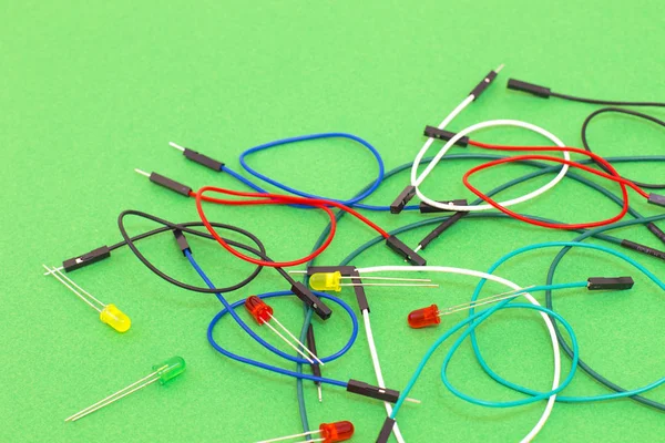 Renkli kablolar ve diyot yeşil zemin üzerine set