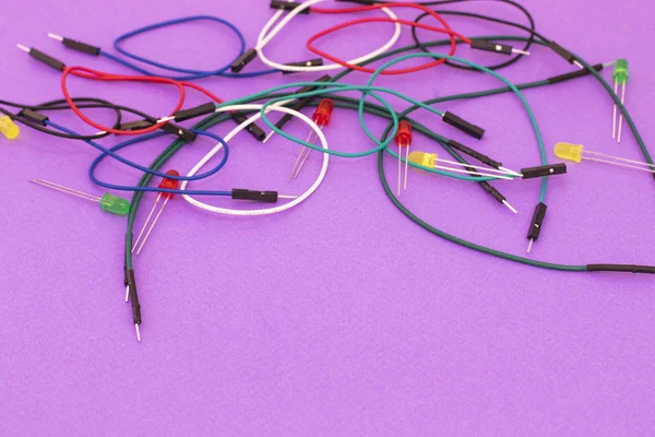 Conjunto de cabos coloridos em fundo violeta — Fotografia de Stock
