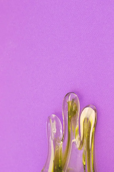 Menekşe arka plan üzerinde renkli yeşil cam