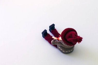 Işık arka plan üzerinde oturan ile bebek kız