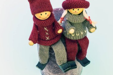 İki bebek erkek ve kız Noel bakışla 