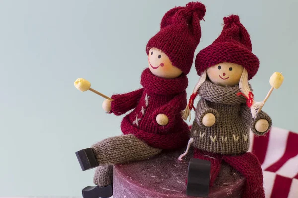 İki bebek erkek ve kız Noel bakışla 