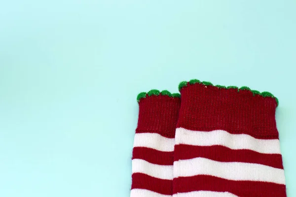 mavi arka plan üzerinde kırmızı çizgili çorap