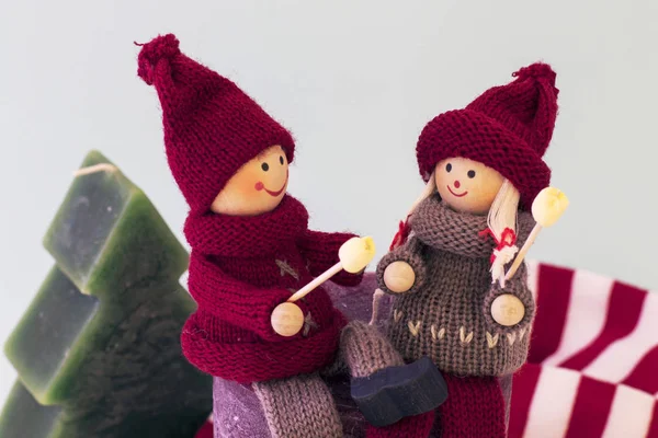 İki bebek erkek ve kız Noel bakışla