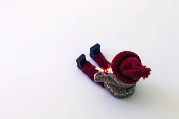 Işık arka plan üzerinde oturan ile bebek kız