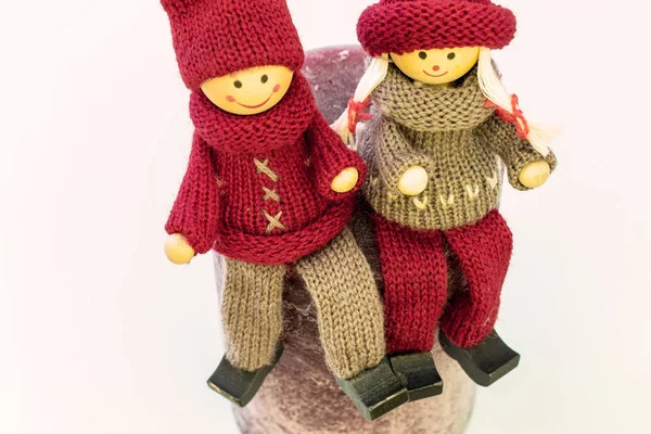 İki bebek erkek ve kız Noel bakışla 