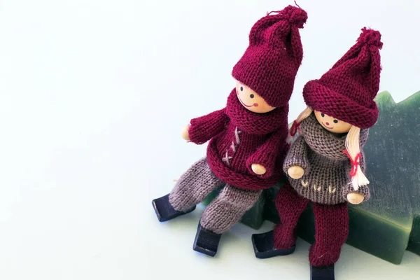 Mum üzerinde oturan iki bebek erkek ve kız Noel ile bak