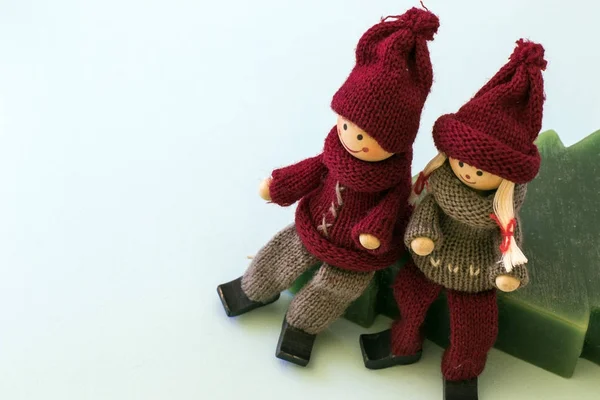 Mum üzerinde oturan iki bebek erkek ve kız Noel ile bak