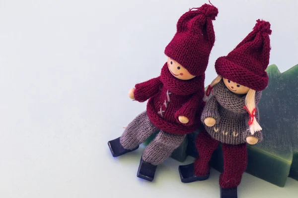 Mum üzerinde oturan iki bebek erkek ve kız Noel ile bak