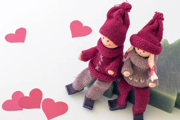 Mum üzerinde oturan iki bebek erkek ve kız Noel ile bak