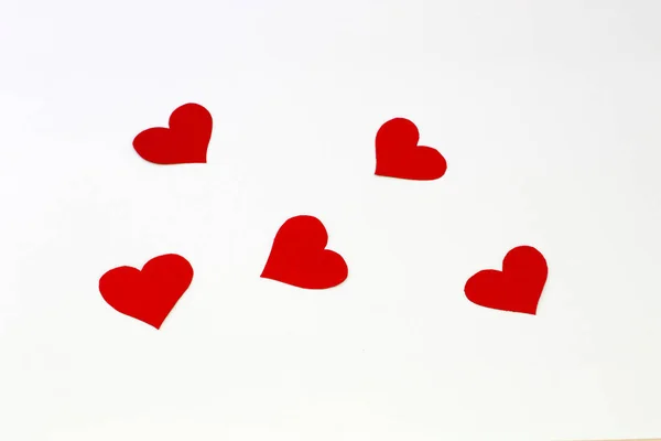 Açık renkli düz tasarımı ile kırmızı kalplerin ayarla