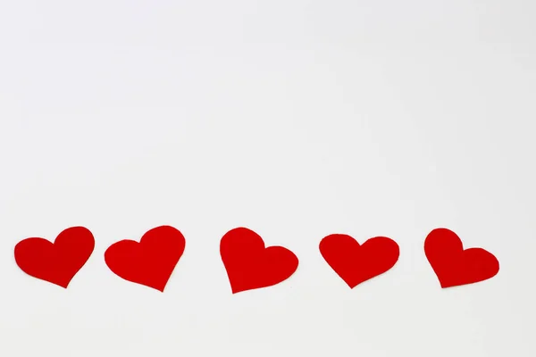 Açık renkli düz tasarımı ile kırmızı kalplerin ayarla