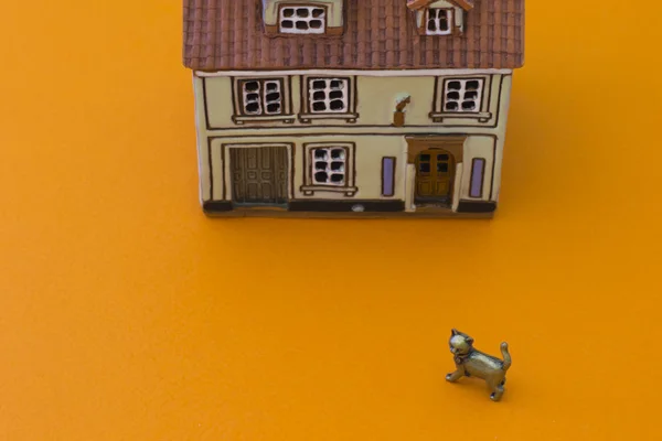 Küçük Buhar kedi turuncu zemin üzerine metal figürü