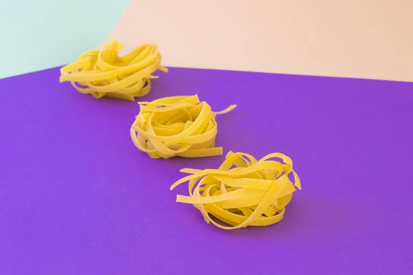 Комплект спагетти на фиолетовом фоне — стоковое фото