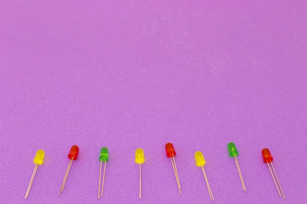 Renkli kablolar ve mor zemin üzerine diyotlar