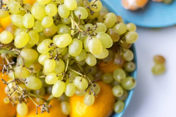 Mavi plaka mandalina ile meyve üzüm ile