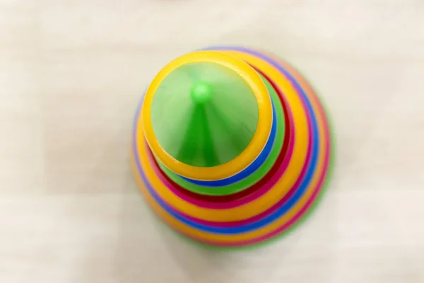 Ahşap arka plan üzerinde renkli oyuncak piramit