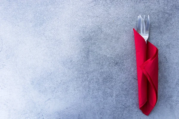 Bıçak ve çatal ile gri arka plan üzerine peçete