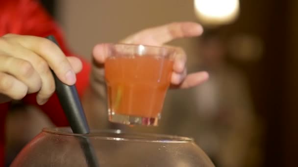 Délicieux punch à la fête — Video