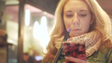 Kız nargile içiyor.