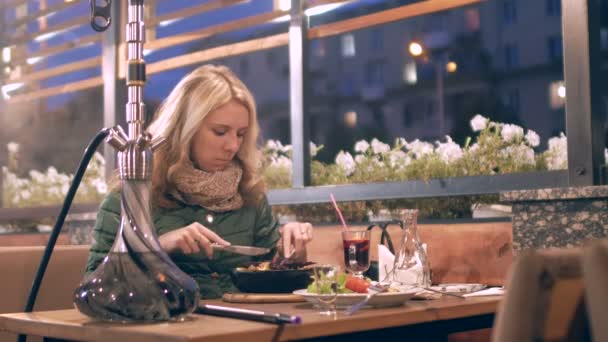 Restaurantul este o fată tânără mănâncă — Videoclip de stoc