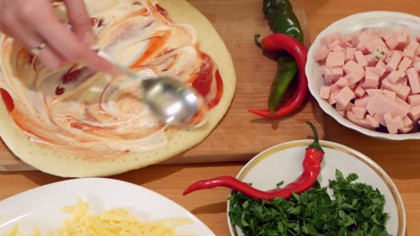 Pizza zu Hause kochen — Stockvideo