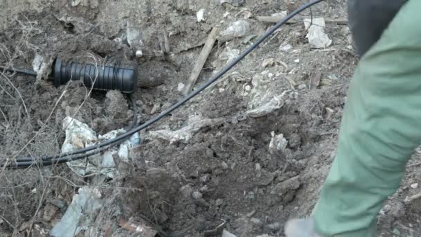 Homme creuse connexion de câble optique — Video