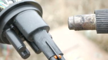 Mühendis montaj saç kurutma makinesi ile çalışır