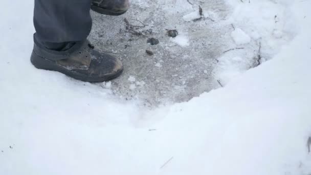 Männer alte Schuhe im Schnee — Stockvideo