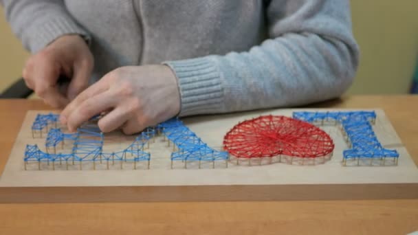 Tillbehör för handarbete på träbord. — Stockvideo