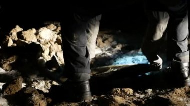 Demir kapak sızmak isteyen bir levye ile çalışma