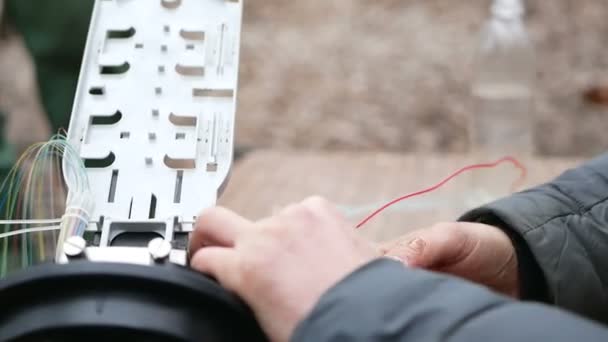 Adam fiber optik ile çalışır — Stok video