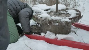 İşçi iş hidrolik vinç ile
