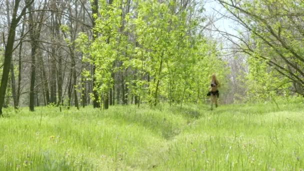 Спортсменка біжить в парку — стокове відео