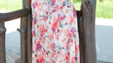 Genç güzel kız kamerada poz