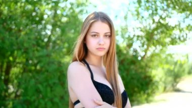 Genç güzel kız kamerada poz