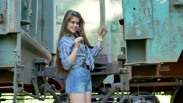 Vacker flicka poserar — Stockvideo