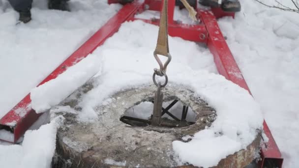 Winter work on raising concrete structures — Stock Video