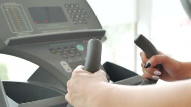 Koşu bandı ve erkek eller